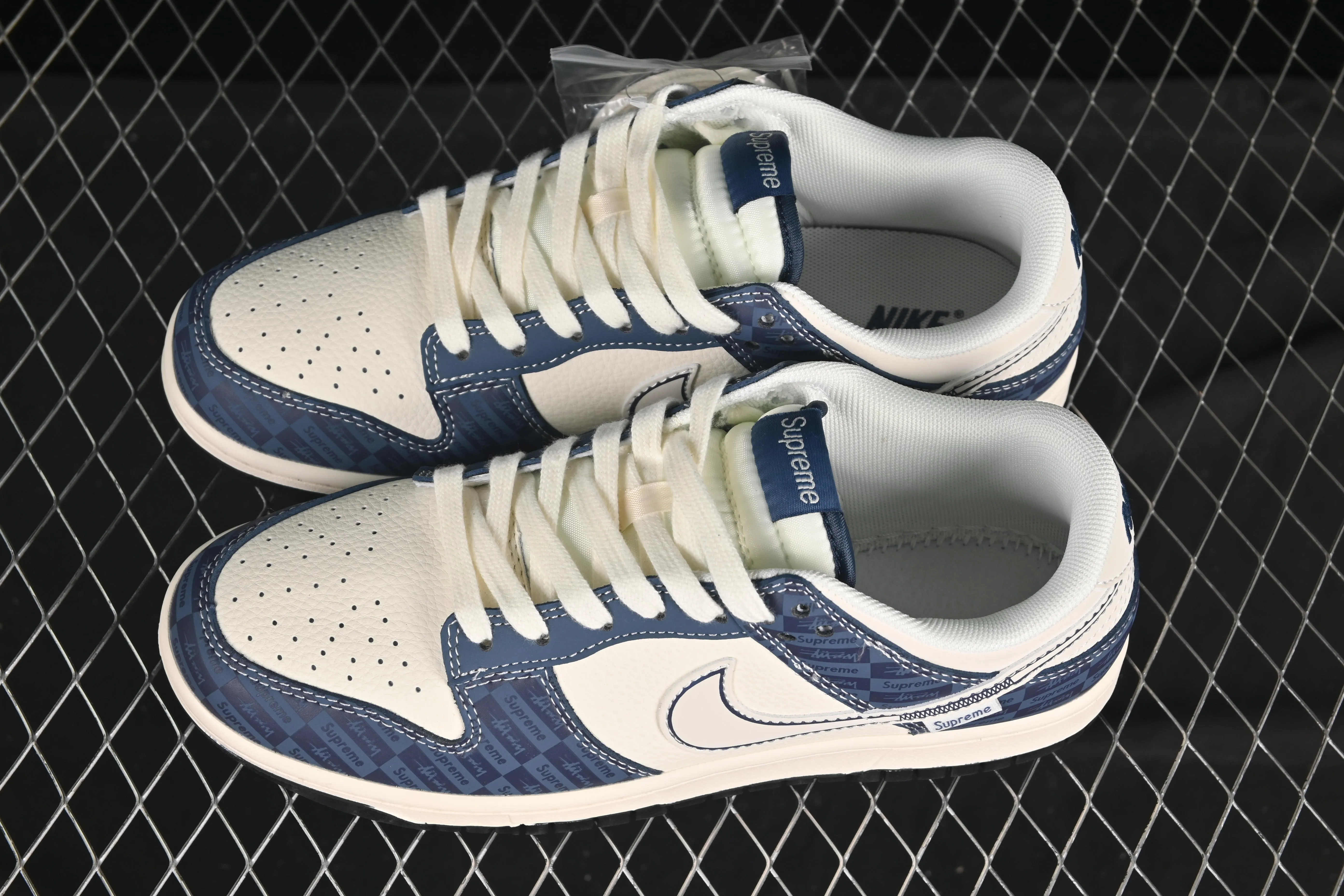 All Categories Nk SB Dunk Series Nk SB Dunk Low High-end customized low-top sneakers Nike SB Dunk Low Supreme co-branded dark engraved blue Anniversary high-end customized low-top casual sneakers FC1688-228